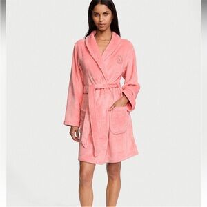 NWT Victoria’s Secret Short Plush Robe pink